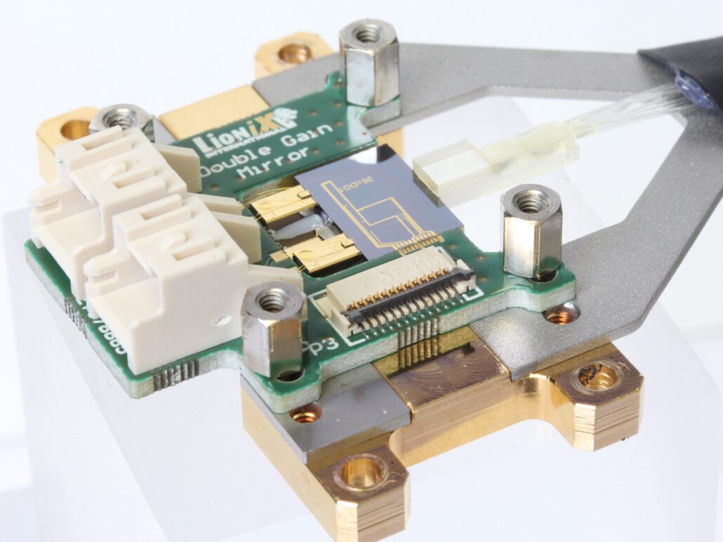 hybrid integrated dual gain laser